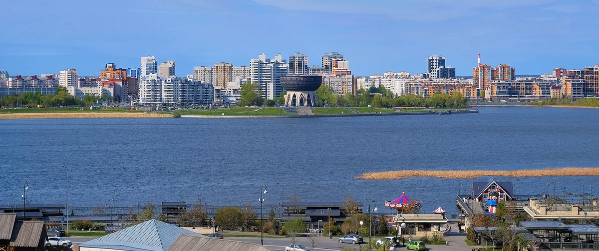 Панорама Казани и набережной Казанки со смотровой площадки Казанского Кремля