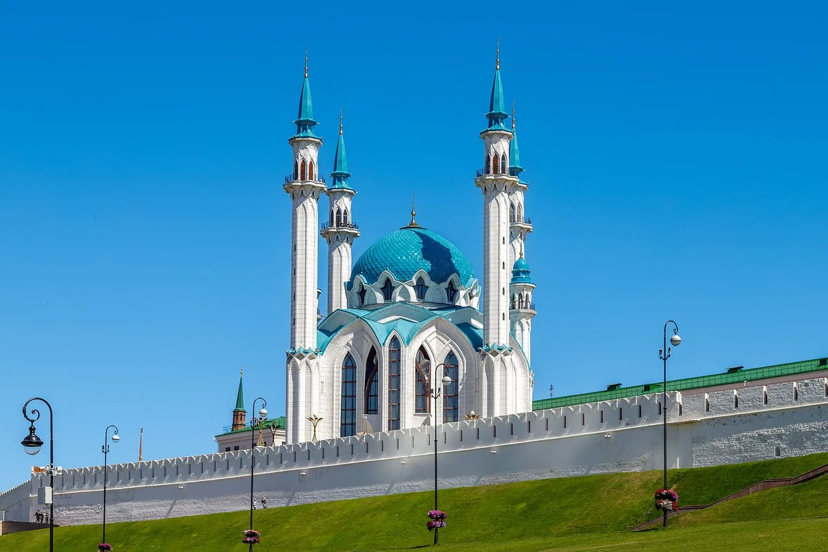 Мечеть Кул Шариф с бирюзовым куполом и минаретами за белокаменной стеной Казанского Кремля